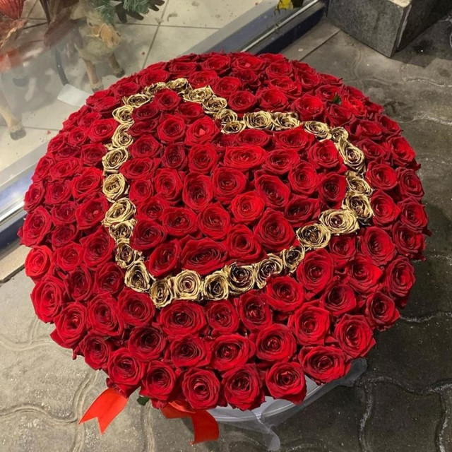 Шикарная коробка с розами "Любовь — это лучшее, что может с нами случиться", стандартный