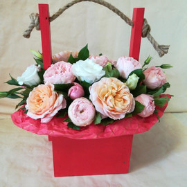 Цветы в ящике из роз и эустом