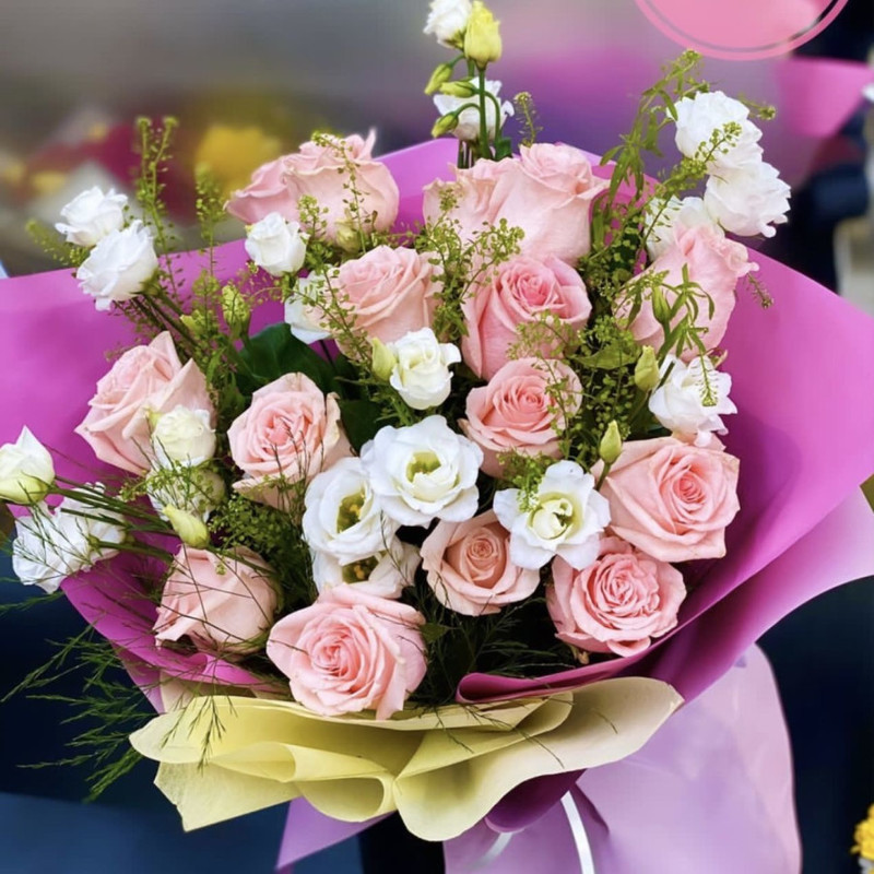 Beautiful bouquet of roses and eustoma, standart