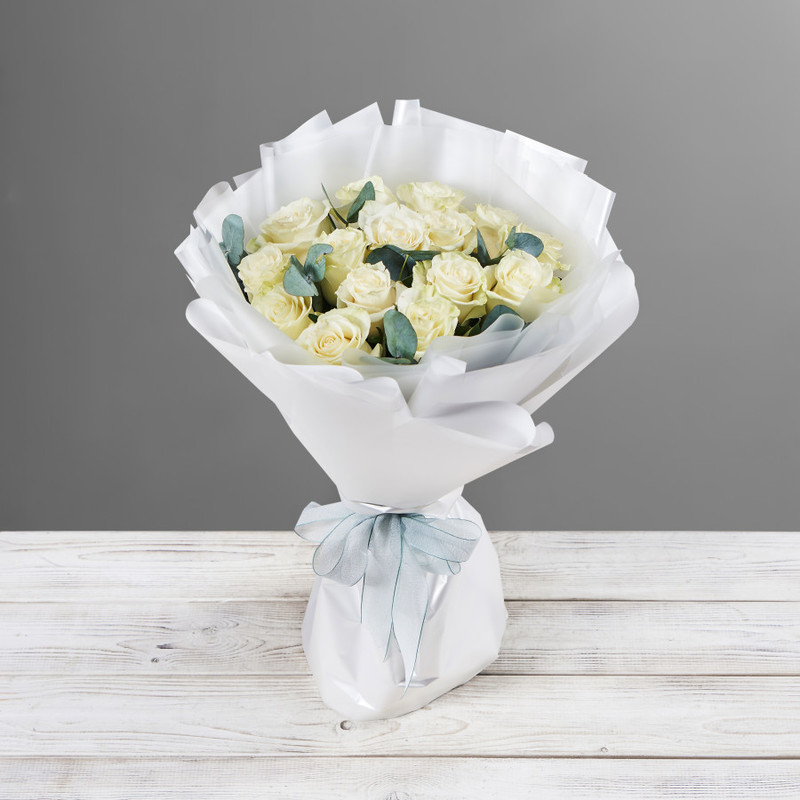 Bouquet with delicate white roses, standart