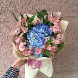 Bouquet of roses with blue hydrangea