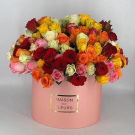151 роза микс Кения 50 см в шляпной коробке для любимой мамы