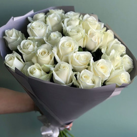 25 белых роз в стильной упаковке
