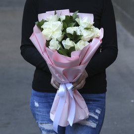 Букет из 15 белых роз с зеленью в дизайнерской упаковке