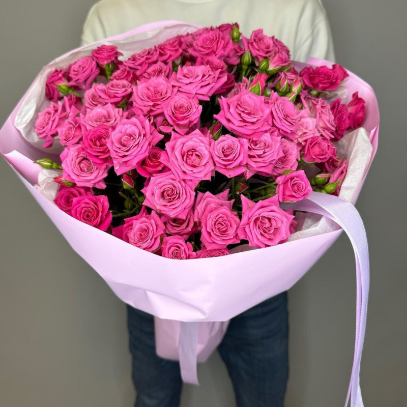 Букет из 15 розовых кустовых роз в дизайнерском оформлении 50 см, стандартный