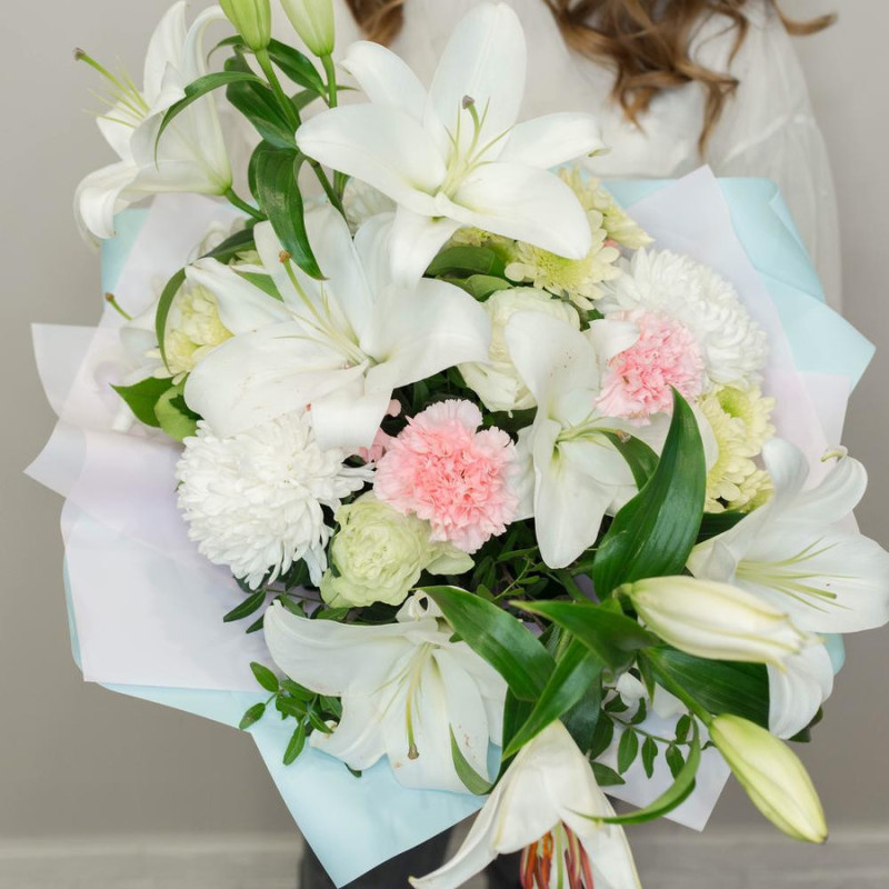 Bouquet with white lilies, standart