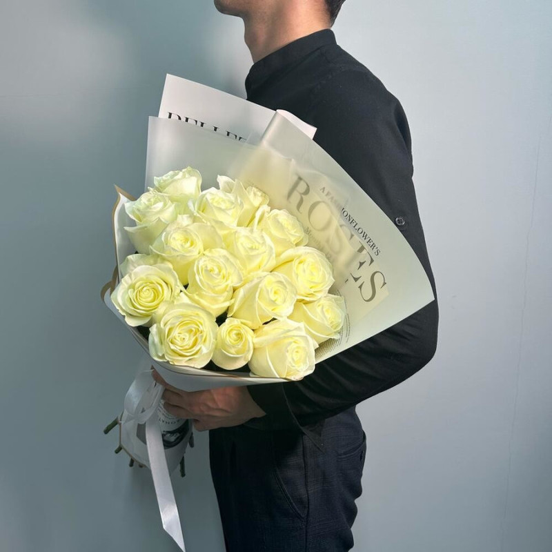 Bouquet of 15 white roses in designer decoration 50 cm, standart