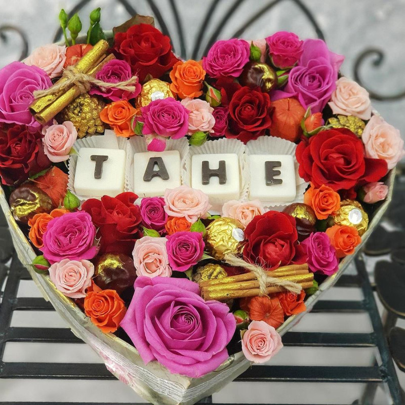 Arrangement of spray roses with chocolate letters Tanya, standart