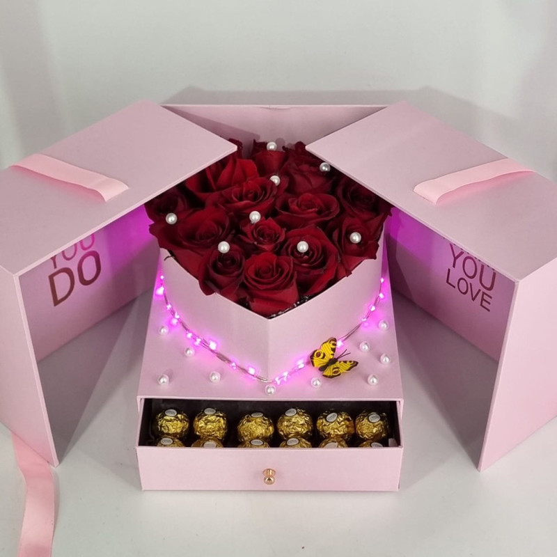 Красные розы в коробке сюрприз с конфетами Ferrero Rocher, стандартный