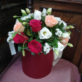 Цветы в шляпной коробке из эустом и роз