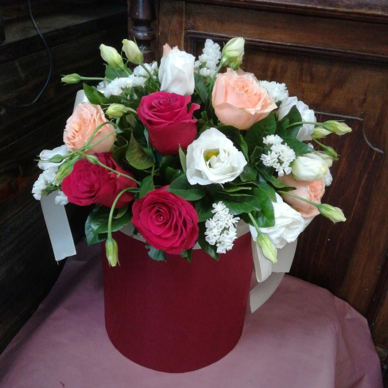 Цветы в шляпной коробке из эустом и роз, стандартный