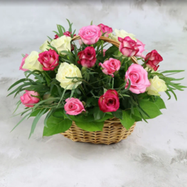 25 белых и розовых роз 40 см в корзине