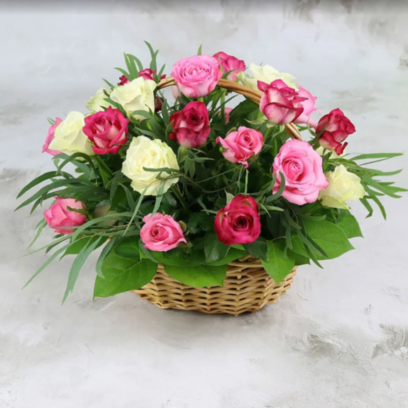25 white and pink roses 40 cm in a basket, standart