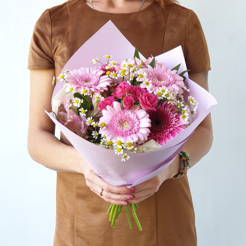 Bouquet of gerberas, daisies and roses, standart