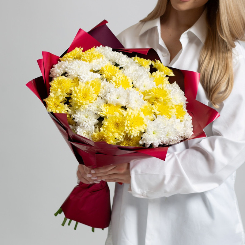Bouquet of 15 yellow and white spray chrysanthemums in decoration., standart