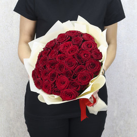 35 красных роз "Ред Наоми" 40 см в дизайнерской упаковке