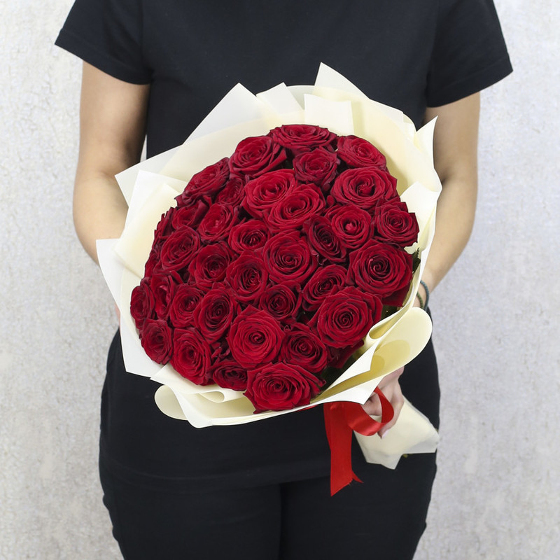 35 красных роз "Ред Наоми" 40 см в дизайнерской упаковке, стандартный