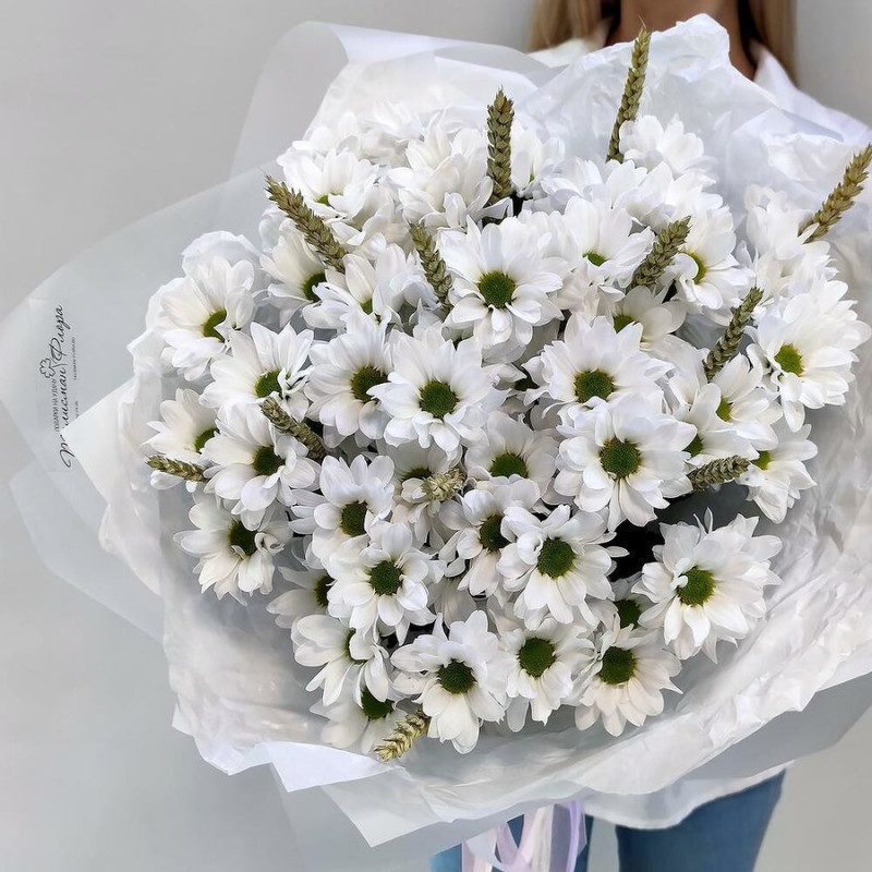 Букет из 9 белых хризантем кустовых с зеленью в дизайнерском оформлении 40 см, стандартный