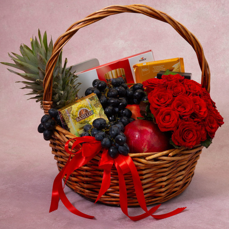 Gift basket with roses and pineapple, standart