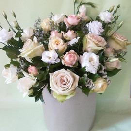 цветы в шляпной коробке из роз  и эустом