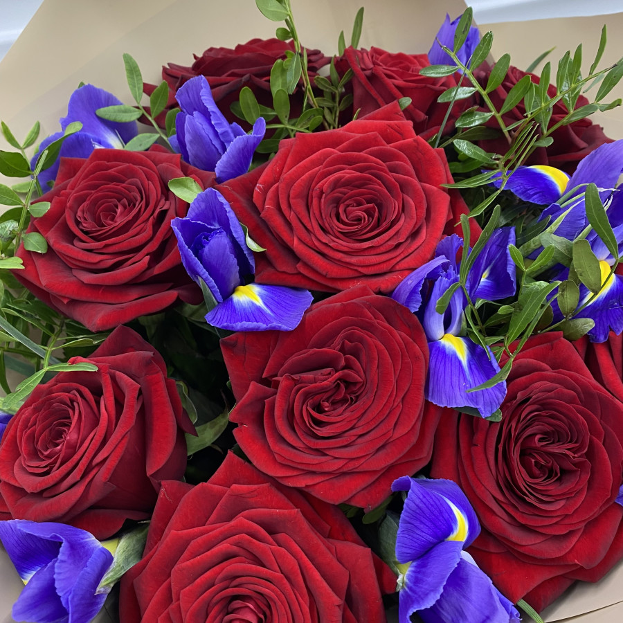 blue and red roses bouquet of violets