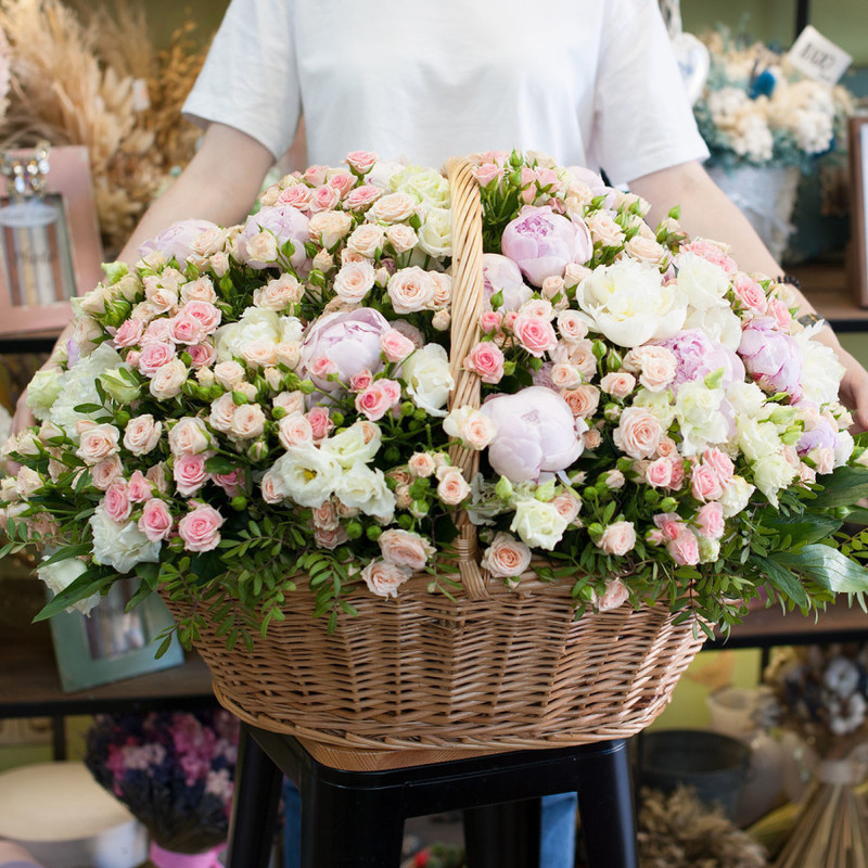 Basket with flowers "Cream silk", standart