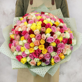 Букет из 151 разноцветных кенийских роз