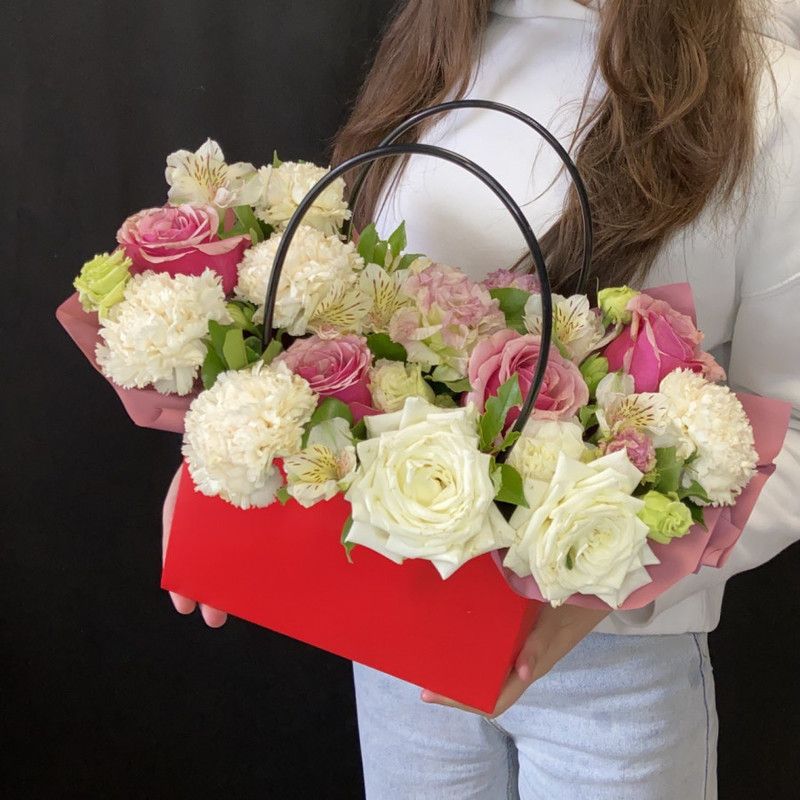Цветы в сумочке из роз и гвоздик, стандартный