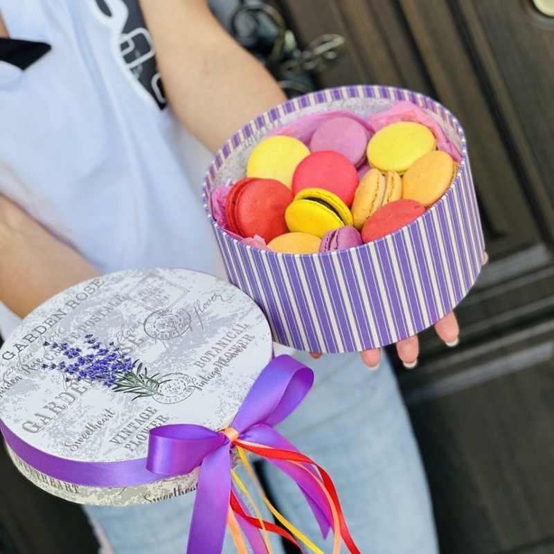 Gift box with macaroons, standart