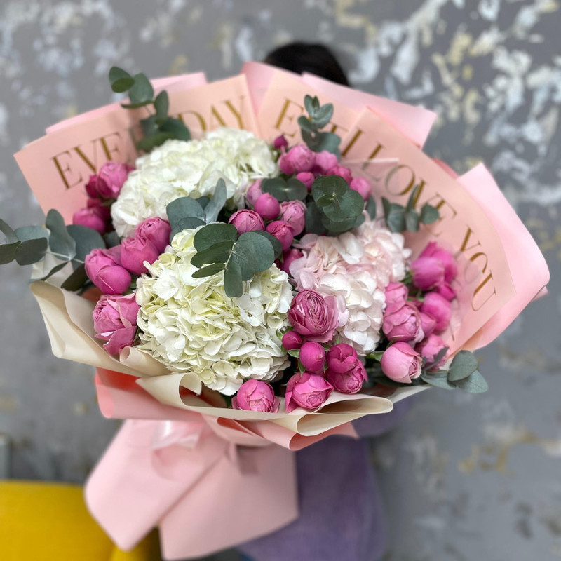 Chrysanthemums with pink gypsophila in a box, standart