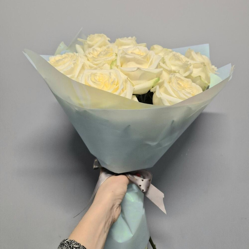 Букет из 11 белых роз в дизайнерском оформлении 50 см, стандартный