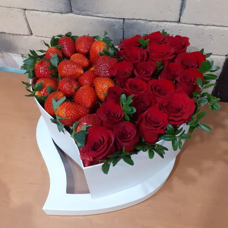 Big heart box with roses and strawberries, standart