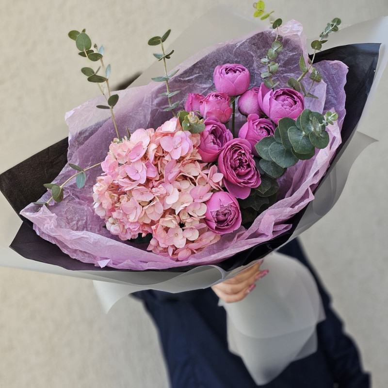 bouquet of hydrangea and spray roses, standart