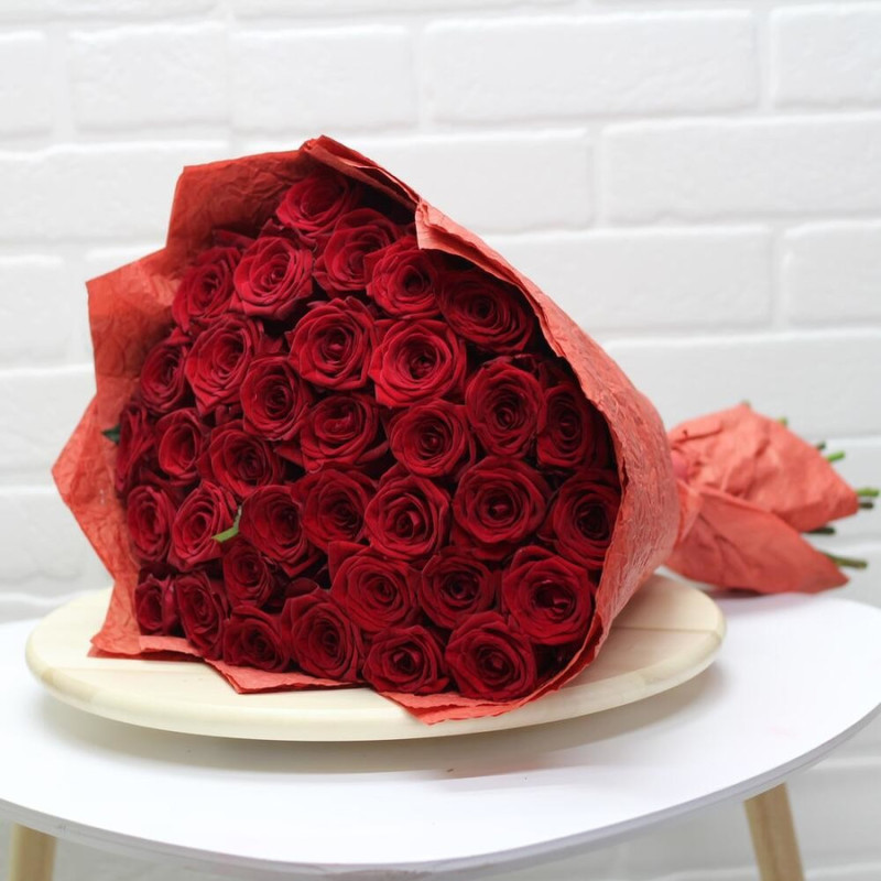 Букет из 35 красных роз в дизайнерском оформлении 50 см, стандартный