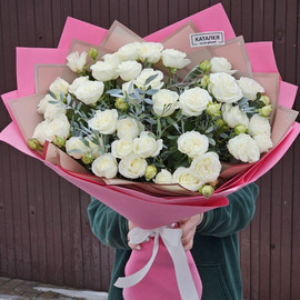объёмный букет кустовых роз