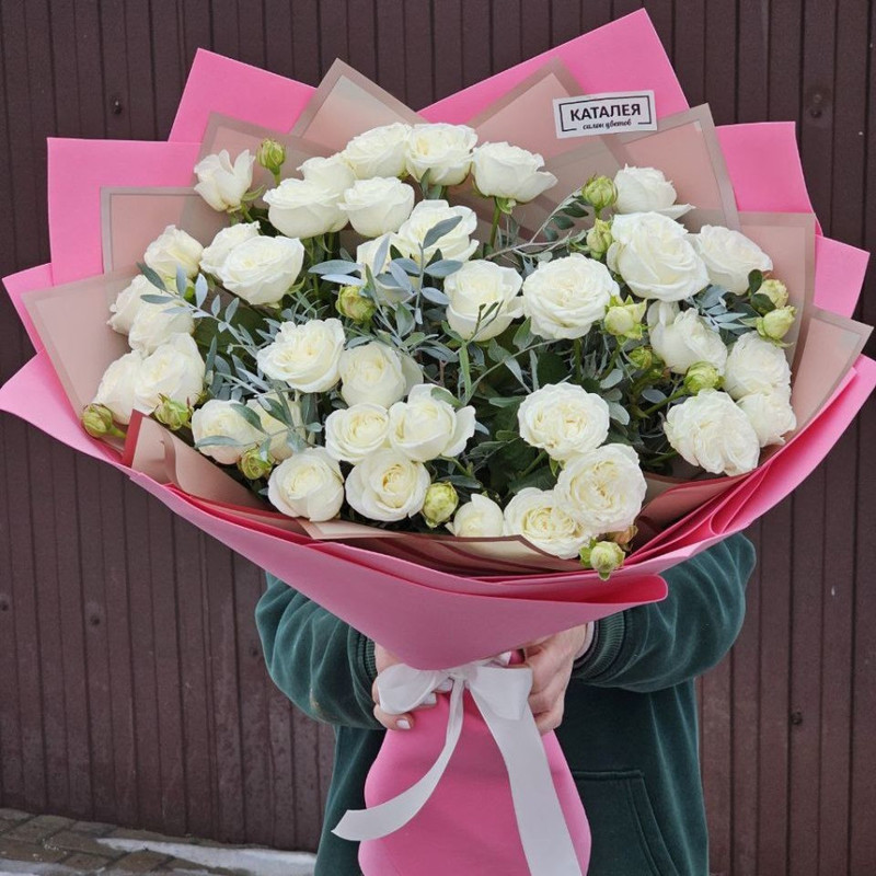 voluminous bouquet of spray roses, standart