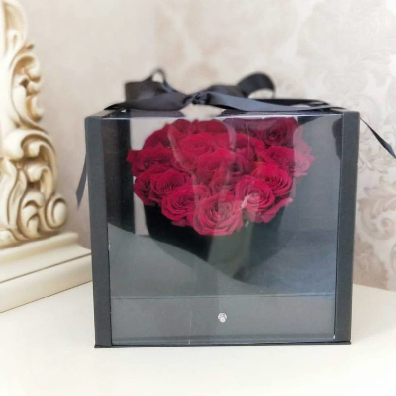 Red roses in a box, standart