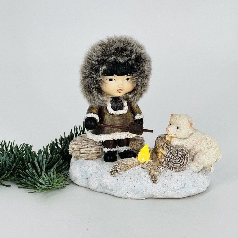 Новогодний сувенир эскимос у костра с медвежонком, стандартный