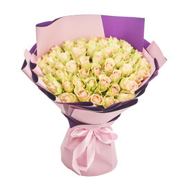 Букет из 51 нежно-розовой кенийской розы в упаковке