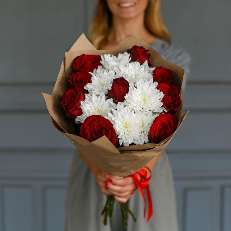 Красные розы с белыми кустовыми хризантемами в крафте, стандартный