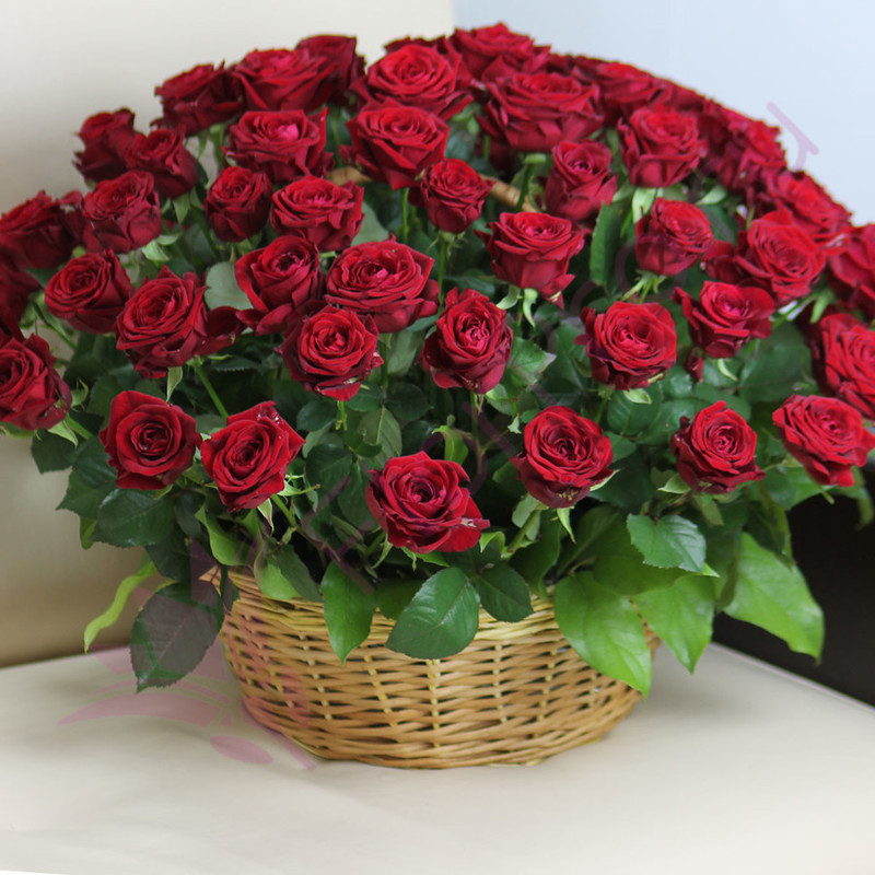 Букет «71 красная роза Ред Наоми в корзине», стандартный
