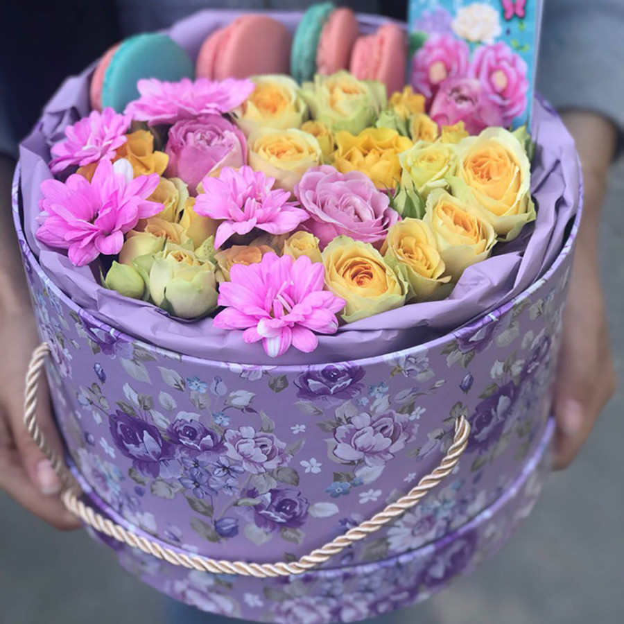 Коробки с цветами и пирожными макарон