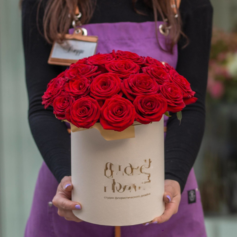 Box with red roses, standart