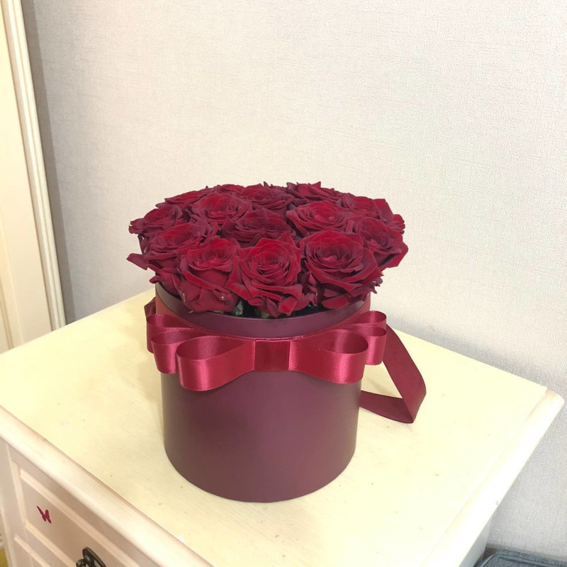 Букет из 19 красных роз в коробке, стандартный