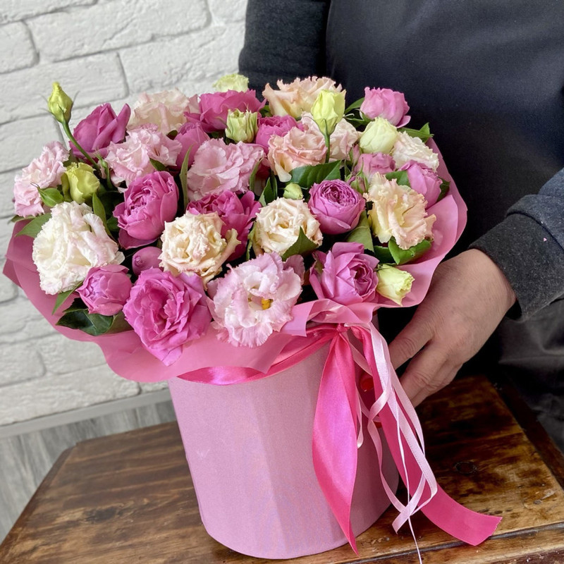 box with eustoma flowers and spray rose, standart
