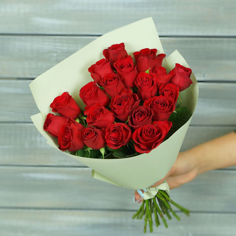 Букет из красных роз в упаковке (40 см), стандартный