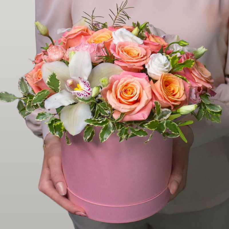 Букет из розы, орхидеи и эустомы в коробке «Амальфитанское побережье», стандартный