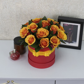 15 красно-оранжевых роз "Эспана" с зеленью в шляпной коробке