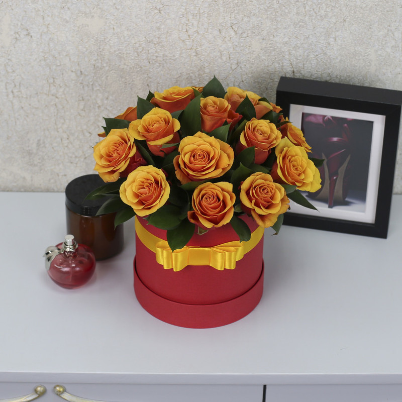 15 красно-оранжевых роз "Эспана" с зеленью в шляпной коробке, стандартный
