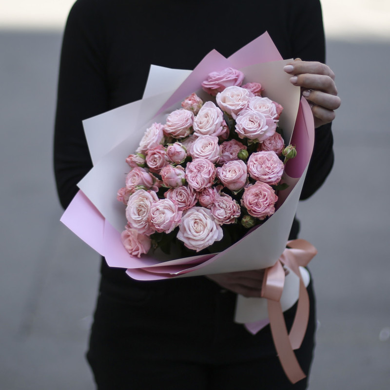 Букет из 9 розовых кустовых роз "Мадам Бомбастик" в дизайнерской упаковке, стандартный